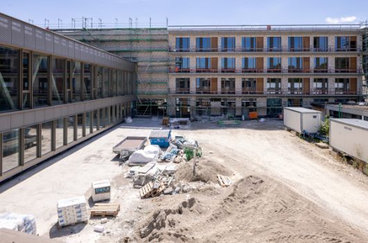 Blick auf Nordfassade Mittelschule / Haus für Kinder
