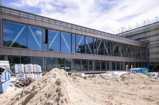 Blick auf Westfassade Mensa / Sporthalle 