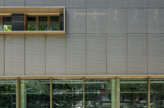 Detailansicht Ostfassade Mensa / Sporthalle 