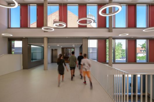 Übergang zum Altbau in der Halle des Haupttreppenhauses der Realschule