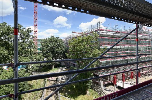 Blick auf die im Rohbau fertiggestellten Gebäude A und B