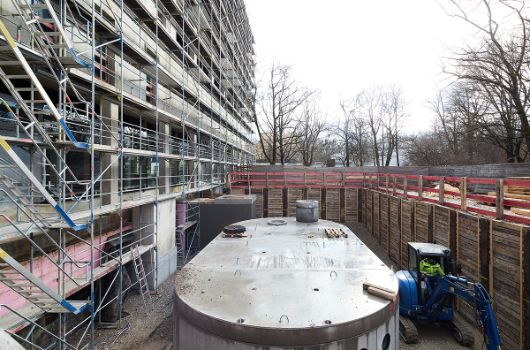 Die erste Zisterne zur Wasserspeicherung ist gesetzt