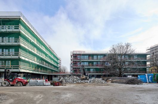 Ansicht Mittelschule (links) und das Förderzentrum (rechts)