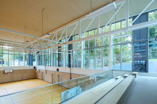 Sporthalle mit großen Fensterfronten für eine natürliche Belichtung