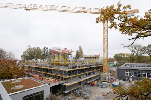 Blick vom Neubau auf die Rohbauarbeiten 2. Bauabschnitt 