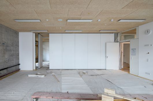 Zentraler Lehrerbereich Erdgeschoss  –  mobile Trennwand zu Lehrmittelraum