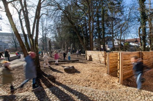 Naturnahe Pausenhofgestaltung inmitten des alten Baumbestands an der Würm