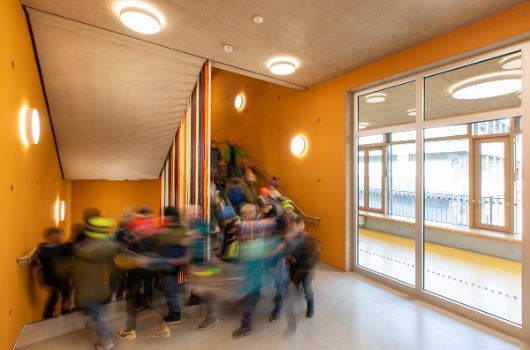 Farbenfrohes Treppenhaus