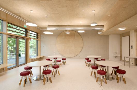 Mehrzweckraum im Erdgeschoss  – Blick zur Außenterrasse  