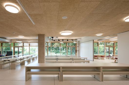 Mensa im Erdgeschoss  – Blick Speisesaal zur Würm