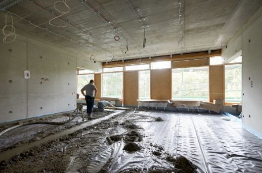 Estrichguss auf Estrichfolie in den Klassenzimmern
