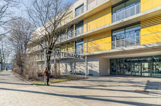 Ostfassade mit Eingangsbereich