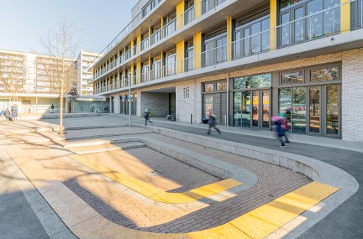 Westfassade zum Pausenhof