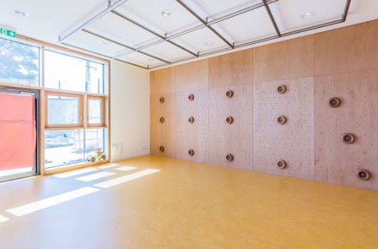Mehrzweckraum mit Boulderwand