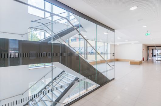 Blick zur Sitzgruppe im Haupttreppenhaus