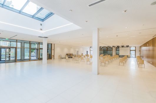 Haupteingang zu den Schulen mit angrenzender Aula