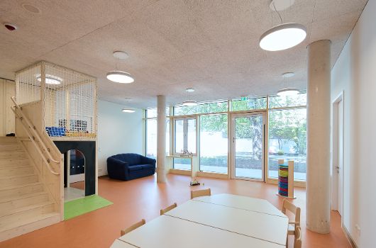 Neubau Haus für Kinder - Gruppenraum mit Spielhaus