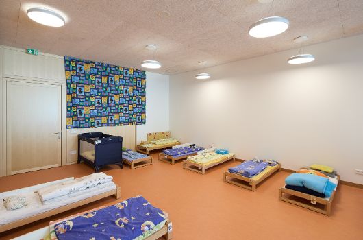 Schlafraum Kita mit Vorhang zum Innenflurfenster