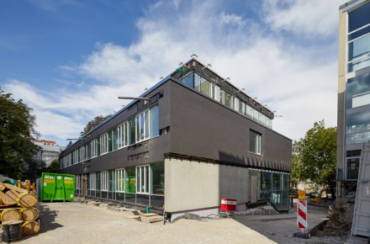 Blick vom Parkplatz Nordwesten - Zugänge Nord und Ost zum Schulinnenhof