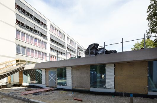 Hofzugang Mensa mit Zugangstreppe zur neuen Pausenfläche auf dem Mensadach