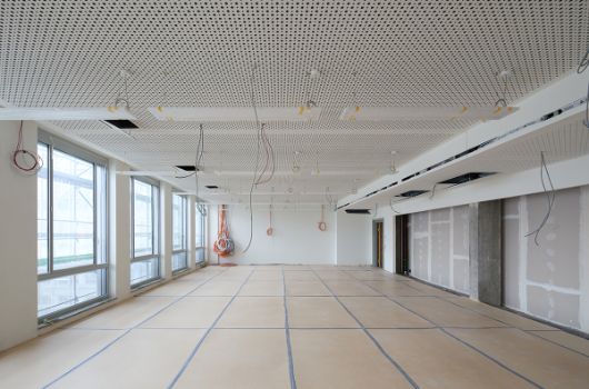 Die Klassenzimmer sind fertig gestellt für den Einbau der Teeküchen und Holzeinbauschränke