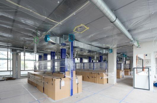 Die ersten Maschinen werden in den IFU Räumen im BT F eingebaut – hier Werkbänke