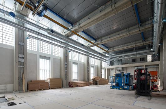 Die Kranbahn an der Decke montiert