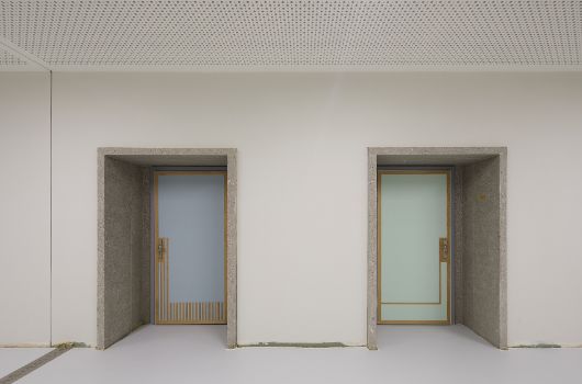 Die Holztüren mit den denkmalgeschützten Betonportalen