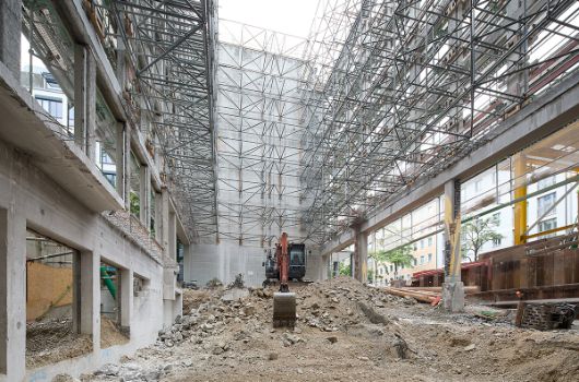 Karlstrassenflügel Bauteil F, nach Entkernung und Abbruch Dach und Bodenplatte mit Raumgerüst