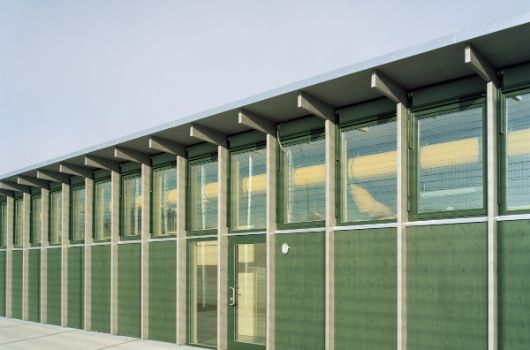 Blick auf Ostgebäude vom Spielplatz