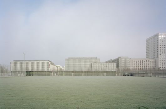 Blick von Spielfeld Richtung Norden auf das Gebäude