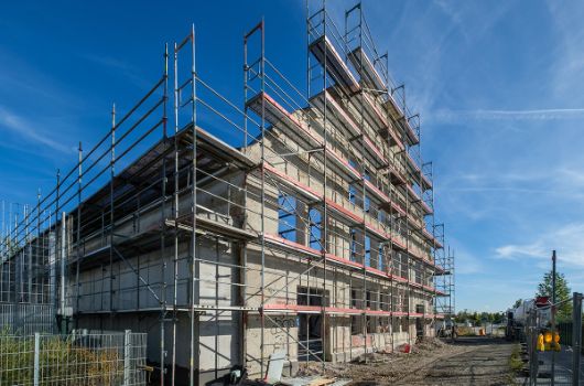 Südfassade der Eggenfabrik während des Baus