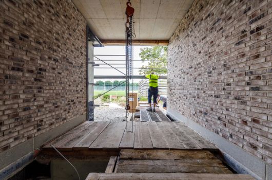 Durchgang zwischen Sportbereich und Dienstwohnung