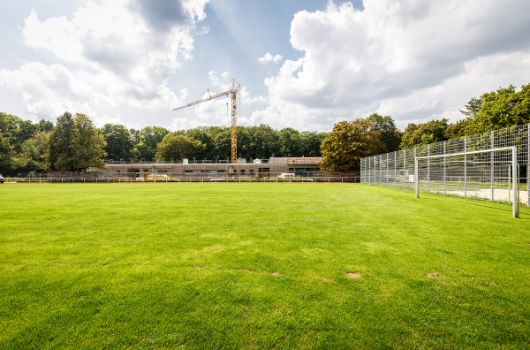 Ansicht Süd mit Sportplatz