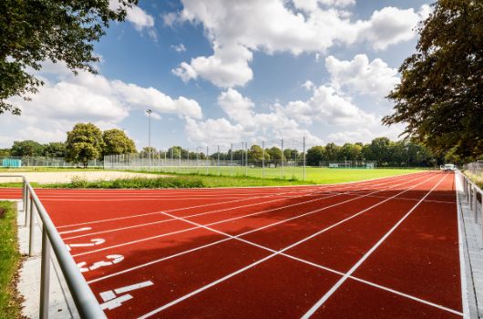 Laufbahn mit neuem Tartanbelag