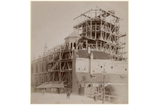 Bau der neuen Hauptsynagoge an der Herzog-Max-Straße; davor Reste der Stadtmauer, 1885.
