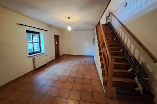 Ludwig-Ganghofer36 - Treppe ins OG mit Treppenlift