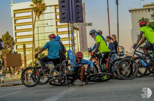 Vertreter*innen eines Radclubs in Harare in action