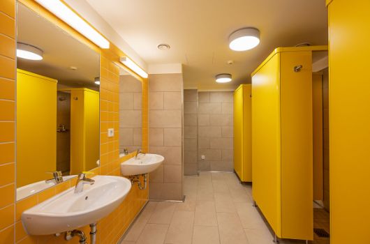 Seeheim – Sanitärbereich mit gelben Kabinen