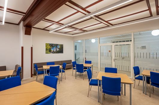 Seeheim – Aufenthaltsraum mit blauen Stühlen