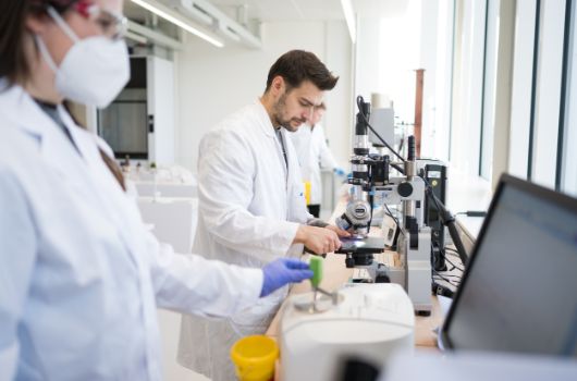 Schüler*innen im Chemielabor