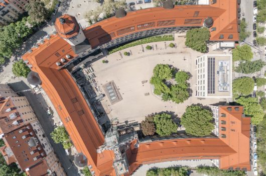 Drohnenaufnahme vom Maximiliansgymnasium und Oskar-von-Miller-Gymnasium