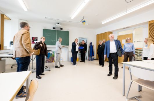 Besichtigung eines Klassenraums im Rahmen der Umbenennungsfeier