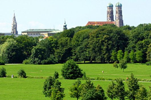 Silhouette der Stadt mit Englischem Garten im Vordergrund