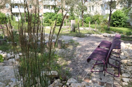 Naturnaher Spielplatz Sitzbank