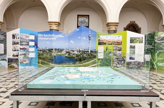 Rückwand mit Modell