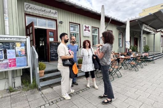 Gespräch vor dem Giesinger Bahnhof