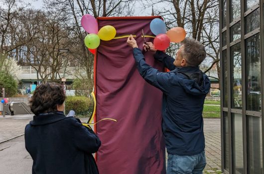 Enthüllung des Bücherschranks am Kolumbusplatz