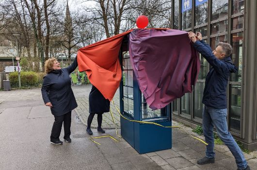 Enthüllung des Bücherschranks am Kolumbusplatz