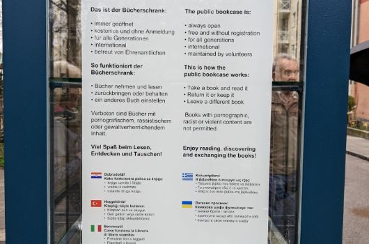Erklärtexte am Bücherschrank am Kolumbusplatz